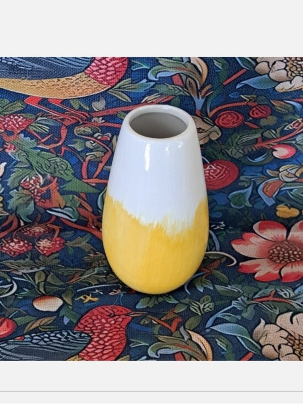 ❤️6/$16❤️White and Yellow Ceramic Bud Vase